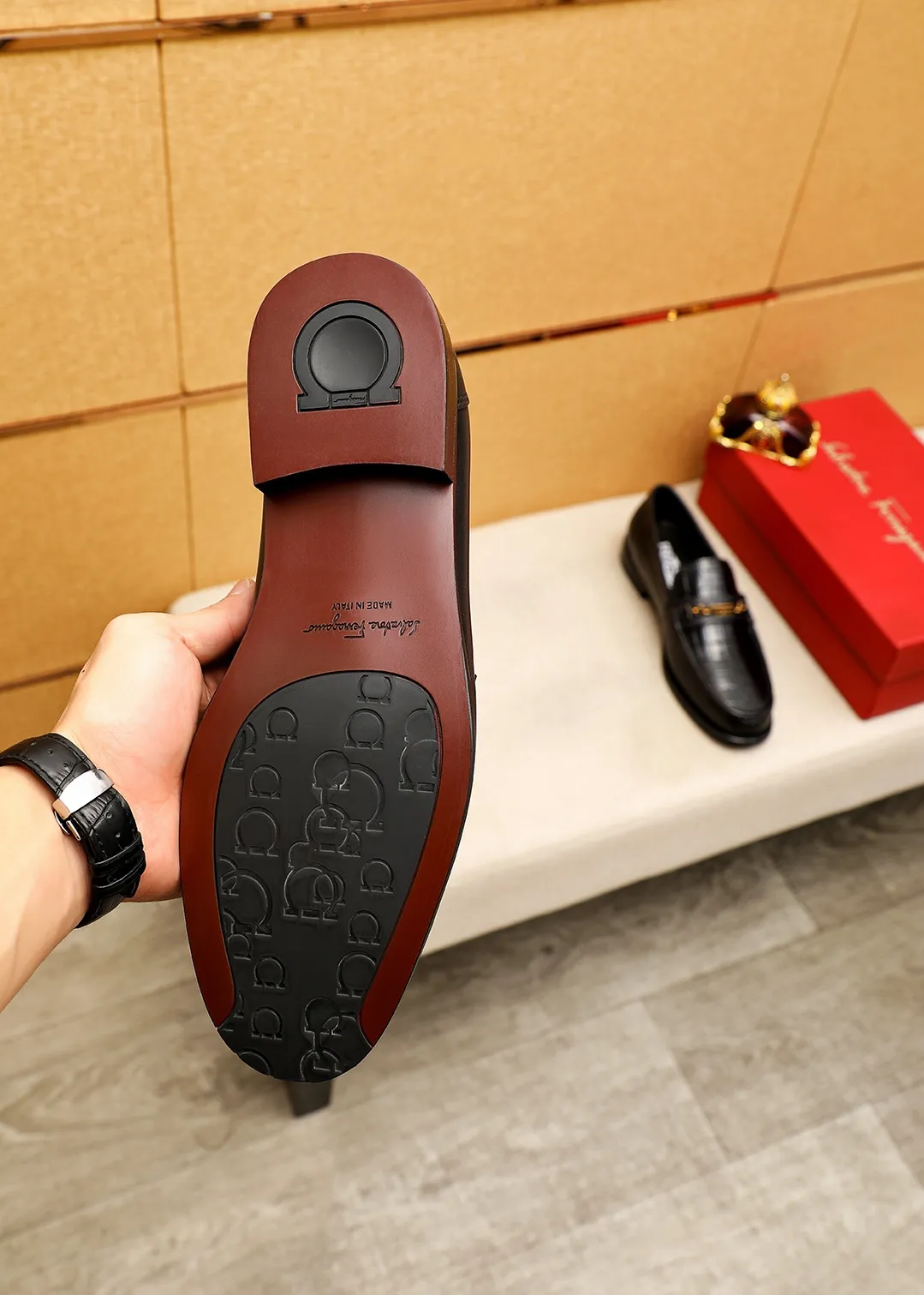 Men's shoes 💰442 💐 Product trademark: Ferragamo "Ferragamo" casual leather shoes Regular size: 38-44 (45.46🉑️customized) Product materials: Selected imported first-layer calfskin embossed upper + classic hardware buckle, imported water-dyed cow leather lining. Strong three-dimensional visual effect, combined outsole Color: 1⃣️color optional